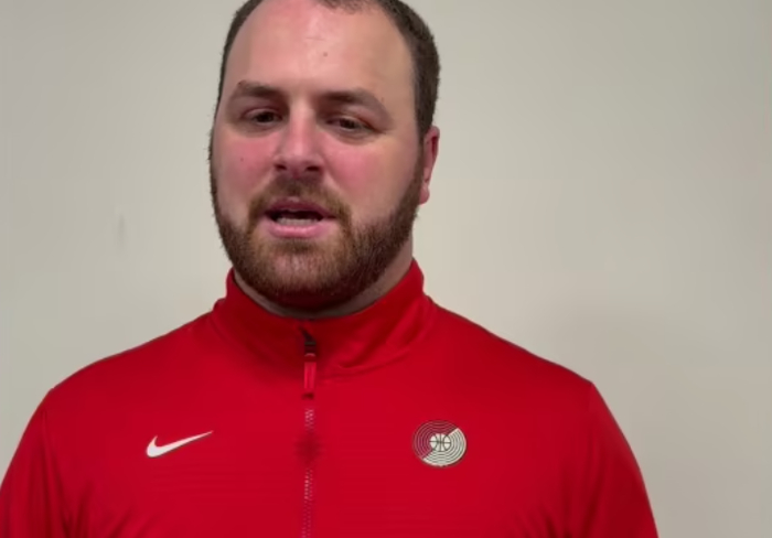 英超直播-混音主教练：杨瀚森篮板比以前更好了 英语也比夏联时进步了很多|杨翰森|波特兰开拓者队|主帅|夏季联赛|G联赛_新浪体育_新浪新闻