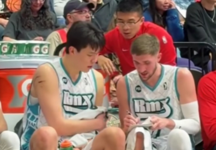 英超直播-混音主教练：杨瀚森篮板比以前更好了 英语也比夏联时进步了很多|杨翰森|波特兰开拓者队|主帅|夏季联赛|G联赛_新浪体育_新浪新闻